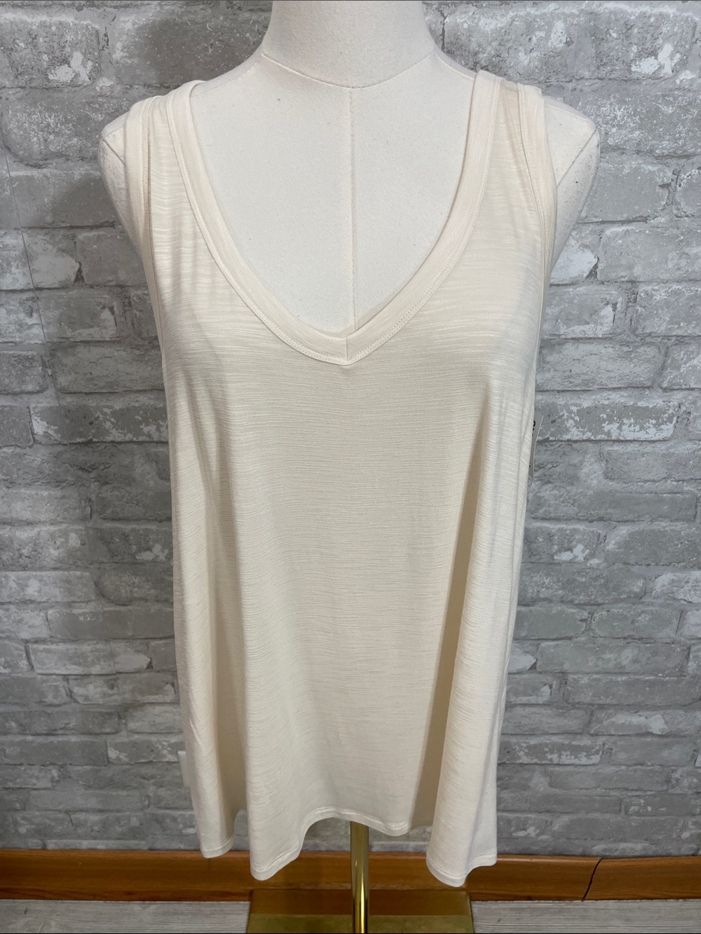 Old Navy Cream V-Neck Sleeveless Tank